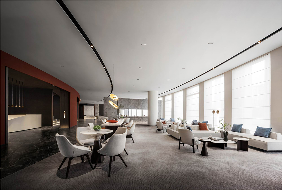 曲線落地玻璃幕窗最大化地將室外光景移入室內(nèi)，與室內(nèi)光影相映成趣，開闊空間視覺，更好地體驗(yàn)溝通的樂趣。